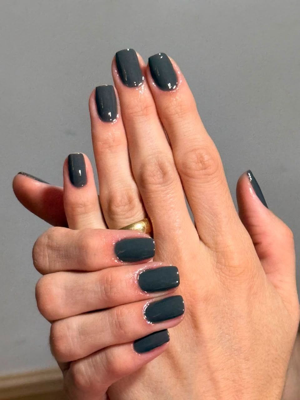 Esmaltação em gel cinza grafite