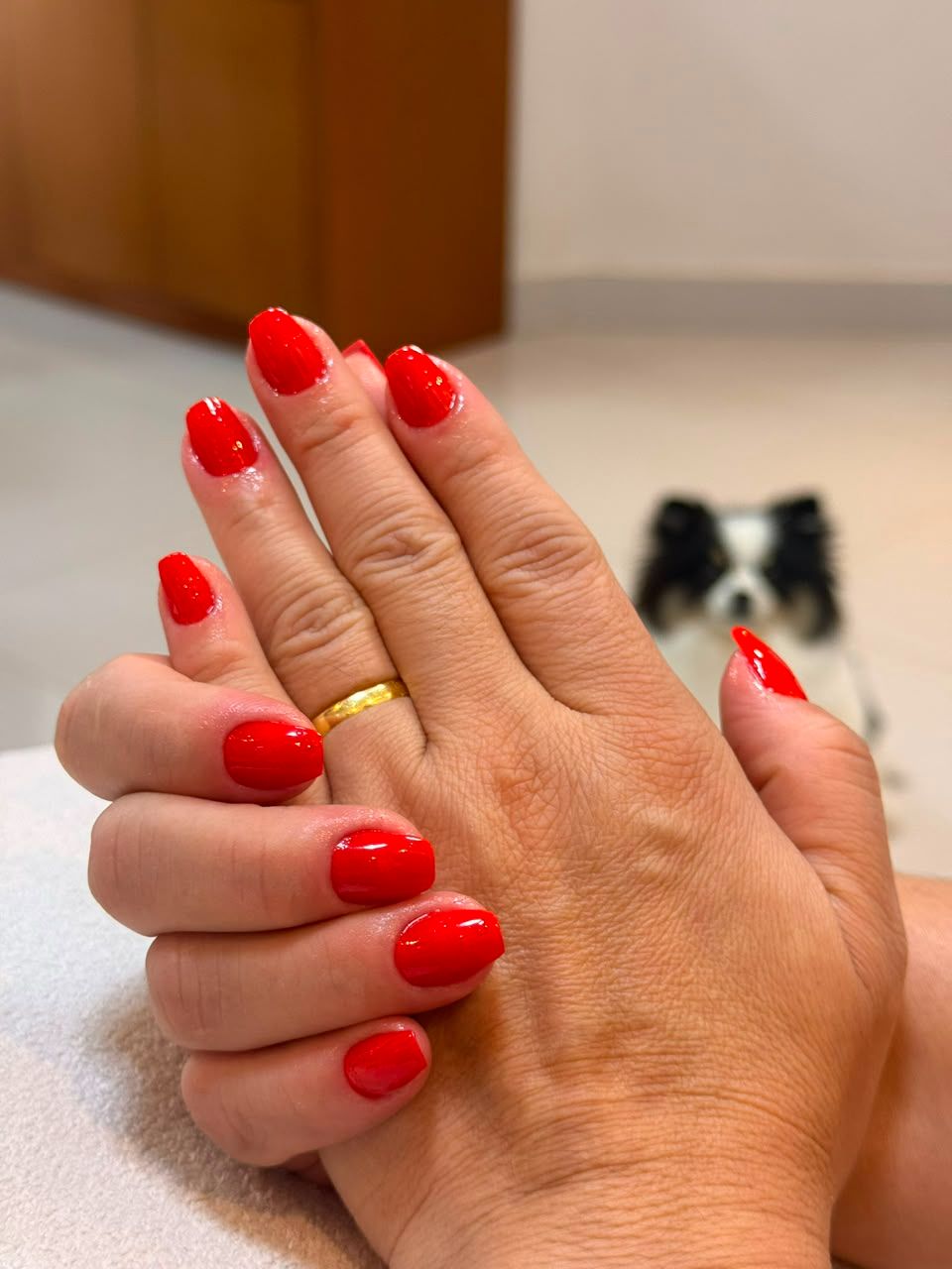 Manicure com esmaltação vermelha clássica
